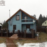 Покраска деревянного дома в голубой цвет