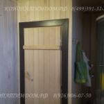 Деревянная дверь в парилку с наличниками