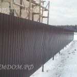 Забор из профнастила коричневый